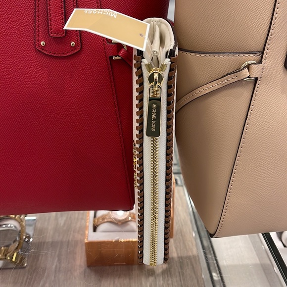 Michael Kors Jet Set Travel Large Pebble Leather Quarter-Zip Wallet
NWT - Picture 3 of 16